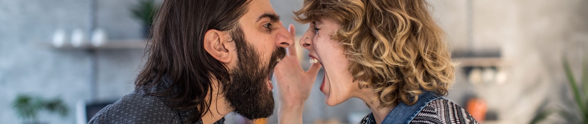 Man en vrouw die ruzie hebben in de keuken